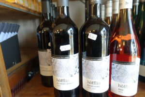 Weinflaschen vom Weingut Höfflin